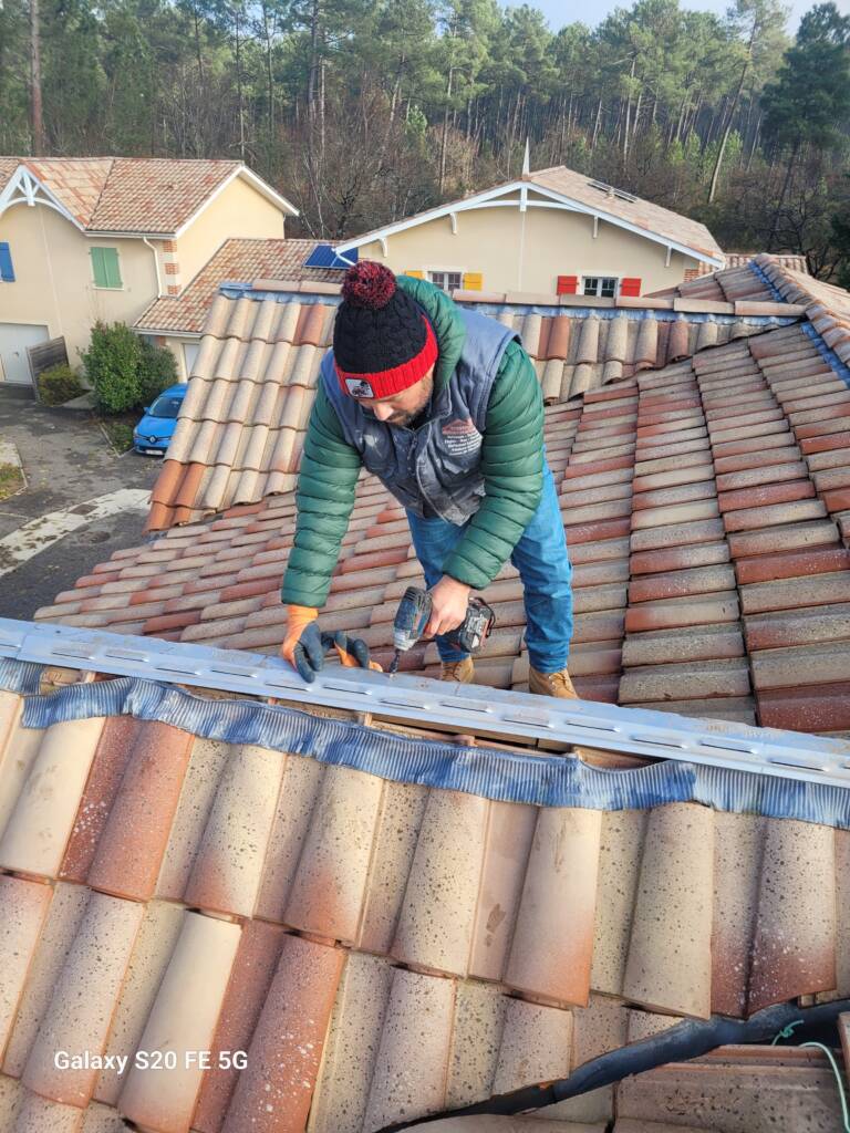 couvreur 84 Avignon R. Jacob - sur un toit